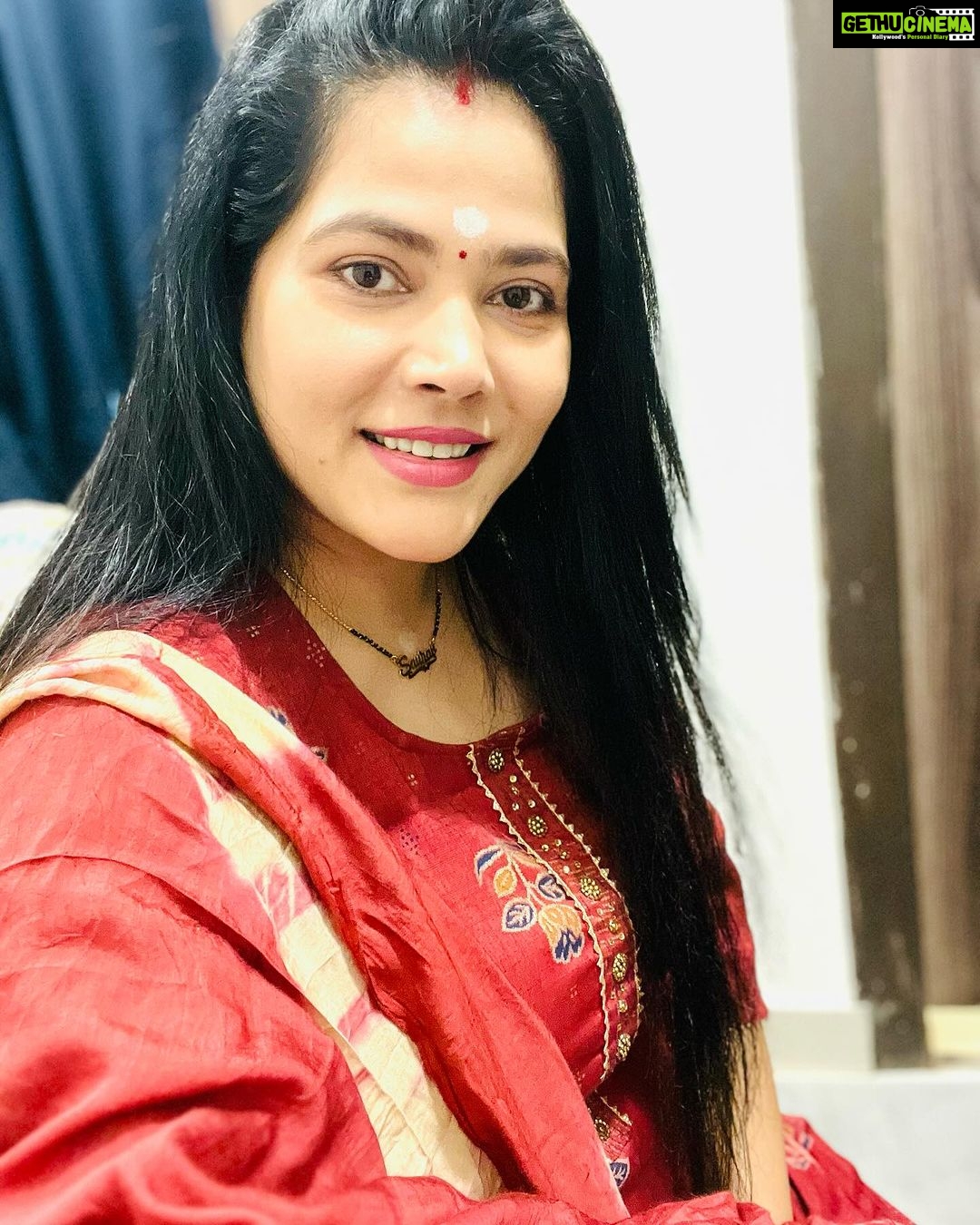 Seema Singh Instagram - ЁЯМ╗ЁЯМ╗ рд╕рдВрдкрддреНрддрд┐рдпрд╛рдВ, рдкреИрд╕рд╛, рдЙрдкрд▓рдмреНрдзрд┐рдпрд╛рдБ, рдкреНрд░рддрд┐рд╖реНрдард╛, рд╕рдореНрдорд╛рди, рдкрдж... рдХреБрдЫ рднреА рдорд╛рдпрдиреЗ рдирд╣реАрдВ рд░рдЦрддрд╛, рдЕрдЧрд░ рдЖрдк рдЦреБрд╢рд╝ рдирд╣реАрдВ рд╣реИрдВ... рдЗрд╕ рдЬрд┐рдВрджрдЧреА рдХреА рд╕рдмрд╕реЗ рдкрд╣рд▓реА рдЬрд░реВрд░рдд рд╣реИ... рдЖрдкрдХрд╛ рдЦрд╝реБрд╢ рд░рд╣рдирд╛ !!!ЁЯЩПЁЯП╗ЁЯМ╣ #morning #morningpost #photooftheday #thoughts #photo #instadaily #instagood