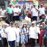 Seema Singh Instagram – आज मैं भारतीय जनता पार्टी  एवं महानगरपालिका मुंबई और लालजी पाड़ा कांदिवली पश्चिम के नगरसेवक @kamleshyadav1802 जी के आमंत्रण पर स्वच्छता अभियान की हिस्सा बनी …इस मुहिम का हिस्सा बनकर मुझे बहुत अच्छा लगा..मैं इसके लिए देश के और इस मुहिम के रचनाकार यशस्वी प्रधानमंत्री आदरणीय नरेंद्र @narendramodi जी का आभार प्रकट करती हूं..साथ ही  लालजीपाड़ा के नगरसेवक कमलेश यादव जी ,भाजपा कांदिवली  पश्चिम मुंबई, एवं महानगरपालिका मुंबई का इस सफल आयोजन के लिए और मुझे इस अभियान से जोड़ने के लिए धन्यवाद करती हूं.
स्वच्छ समाज  स्वच्छ भारत  स्वच्छ देश 
एक कदम स्वच्छता की ओर….
आपकी 
सीमा सिंह
 अभिनेत्री सह नेत्री
प्रदेश महासचिव 
(बिहार प्रदेश यूथ विंग)
लोजपा रामविलास