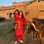 Seema Singh Instagram – जो बात गाँव में है वो शहर में कहा ….🐄🌴🌳🌫️
.
.
.
#village #hometown #greenery #happiness