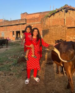 Seema Singh Instagram - जो बात गाँव में है वो शहर में कहा ….🐄🌴🌳🌫️
.
.
.
#village #hometown #greenery #happiness