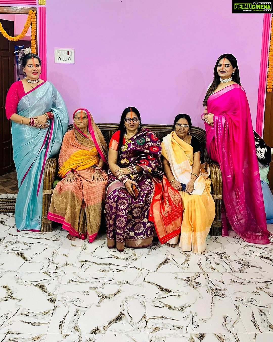 Seema Singh Instagram - Maa, dadimaa,nanimaa दुनिया का सबसे फ़ायदेमंद सौदा बुजुर्गों के पास बैठना है चंद लम्हों के बदले में वो आपको बरसों का तजुर्बा देते है💯✅ . . . . #family #photooftheday Barbigha