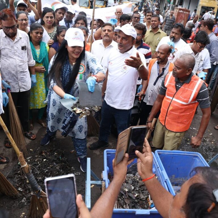 Seema Singh Instagram - आज मैं भारतीय जनता पार्टी एवं महानगरपालिका मुंबई और लालजी पाड़ा कांदिवली पश्चिम के नगरसेवक @kamleshyadav1802 जी के आमंत्रण पर स्वच्छता अभियान की हिस्सा बनी ...इस मुहिम का हिस्सा बनकर मुझे बहुत अच्छा लगा..मैं इसके लिए देश के और इस मुहिम के रचनाकार यशस्वी प्रधानमंत्री आदरणीय नरेंद्र @narendramodi जी का आभार प्रकट करती हूं..साथ ही लालजीपाड़ा के नगरसेवक कमलेश यादव जी ,भाजपा कांदिवली पश्चिम मुंबई, एवं महानगरपालिका मुंबई का इस सफल आयोजन के लिए और मुझे इस अभियान से जोड़ने के लिए धन्यवाद करती हूं. स्वच्छ समाज स्वच्छ भारत स्वच्छ देश एक कदम स्वच्छता की ओर.... आपकी सीमा सिंह अभिनेत्री सह नेत्री प्रदेश महासचिव (बिहार प्रदेश यूथ विंग) लोजपा रामविलास