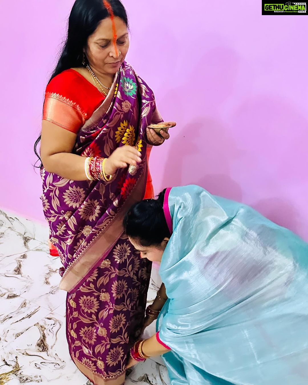 Seema Singh Instagram - Maa ka aashirwad 😇🙏😍 . . . . . #photooftheday #kharna #chhathpuja Barbigha