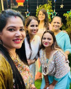Seema Singh Instagram - Our hearts ❤️ are full with blessings and our stomach with Modak … Ganpati Bappa Morya 
@sangeetatiwari_official 
@item_queen_seemasingh 
@poooooojjjjjjjjaaa 
@mishra_ankita_16 
@mishrashobha269 

#festival #ganpatibappamorya #ganeshchaturthi #photo #photooftheday #instagram #instadaily #ootd #indianattire