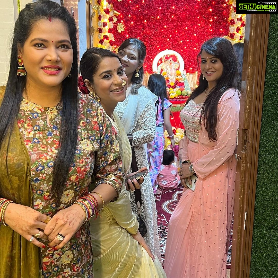 Seema Singh Instagram - Ganpati bappa morya 🙏😊 थैंक यू दोस्त @sangeetatiwari_official जी आज फिर पुराने दिन याद आ गये🤩, बस ये सिलसिला सालो साल तक ऐसे ही चलता रहे और हम लोगो की दोस्ती यूही बरकरार रहे , love you ढेर सारा सबको @sangeetatiwari_official 😘@anaraguptaactress 😘@lovyrohatgi_kohinoor 😘
