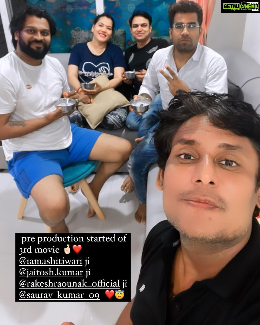 Seema Singh Instagram - Yeee 🤞🏻🙏😇 @iamashitiwari ji @jaitosh.kumar ji @rakeshraounak_official ji @saurav_kumar_09 ❤️ Mumbai, Maharashtra