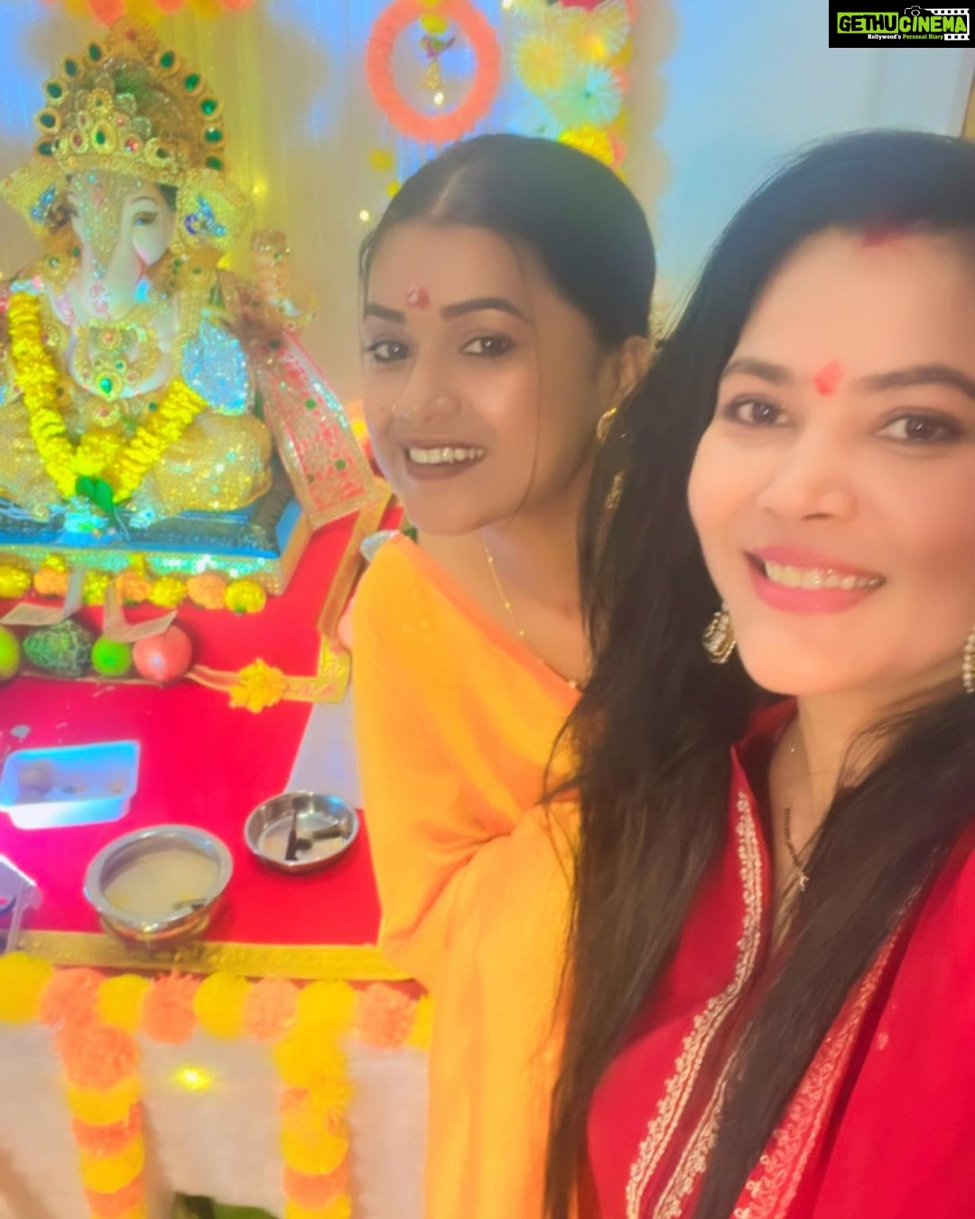 Seema Singh Instagram - Ganpati bappa morya 🙏😊 Bappa bless you 🙌🏻❤️ #ganpatibappamorya #ganpati2023 Mumbai, Maharashtra