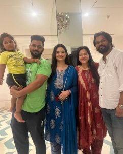Seema Singh Instagram - Family ❤️🌈
.
#family #familytime #devardevrani #lovemyfamily #blessed #favoritephoto