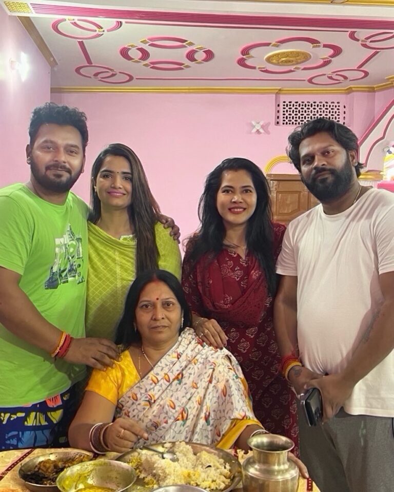 Seema Singh Instagram - नहाए खाए ✅ #family . . #chhathpuja ##mahaparv #family #photooftheday #familyfirst #lovemyfamily #trending #ootd Barbigha