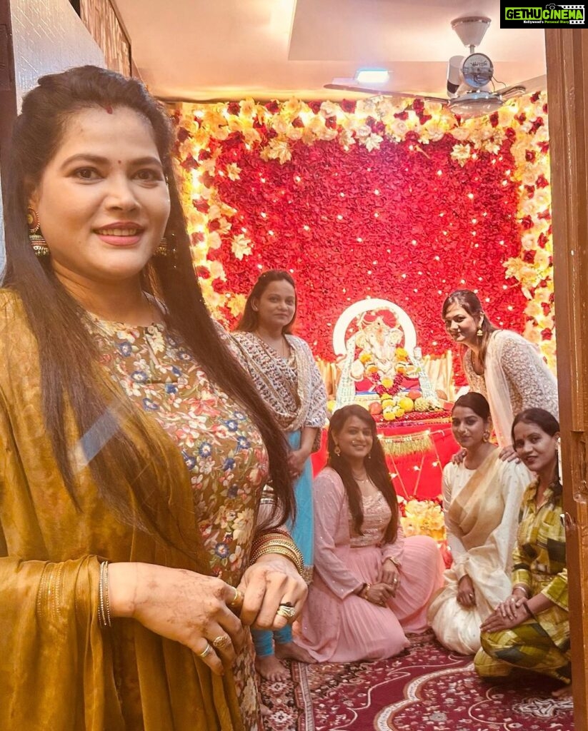 Seema Singh Instagram - Our hearts ❤️ are full with blessings and our stomach with Modak … Ganpati Bappa Morya @sangeetatiwari_official @item_queen_seemasingh @poooooojjjjjjjjaaa @mishra_ankita_16 @mishrashobha269 #festival #ganpatibappamorya #ganeshchaturthi #photo #photooftheday #instagram #instadaily #ootd #indianattire
