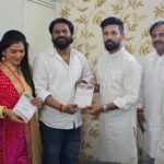 Seema Singh Instagram - कल मैं और मेरे पति बिज़नेसमैन, समाजसेवी और युवा नेता सौरभ कुमार जी ने लोक जनशक्ति पार्टी रामविलास के राष्ट्रीय अध्यक्ष सह सांसद जमुई आदरणीय चिराग पासवान जी के विजन डॉक्यूमेंट,एक नए बिहार का सपना "बिहार फर्स्ट बिहारी फर्स्ट" से प्रभावित होकर लोक जनशक्ति पार्टी (रामविलास) की सदस्यता ग्रहण की...और मुझे गर्व है कि एक नए बिहार के आगाज में एक छोटा सा योगदान देने जा रही हूं... जिस तरह आप लोगों ने एक अभिनेत्री के रूप में मुझे अपार प्यार और स्नेह दिया है आशा उम्मीद करती हूं मेरे नए यात्रा में भी आप लोगों का प्यार और आशीर्वाद निरंतर मिलता रहेगा... आपकी सीमा सिंह अभिनेत्री सह युवा नेत्री लोक जनशक्ति पार्टी (रामविलास) #bihar1stbihari1st Delhi, India