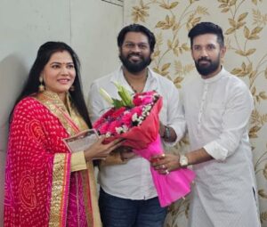 Seema Singh Instagram - कल मैं और मेरे पति बिज़नेसमैन, समाजसेवी और युवा नेता सौरभ कुमार जी ने लोक जनशक्ति पार्टी रामविलास के राष्ट्रीय अध्यक्ष सह सांसद जमुई आदरणीय चिराग पासवान जी के विजन डॉक्यूमेंट,एक  नए बिहार का सपना "बिहार फर्स्ट बिहारी फर्स्ट"  से प्रभावित होकर लोक जनशक्ति पार्टी (रामविलास) की सदस्यता ग्रहण की...और मुझे गर्व है कि एक नए बिहार  के आगाज में एक छोटा सा योगदान देने जा रही हूं...
जिस तरह आप लोगों ने एक अभिनेत्री के रूप में मुझे अपार प्यार और स्नेह दिया है आशा उम्मीद करती हूं मेरे नए यात्रा में भी आप लोगों का प्यार और आशीर्वाद निरंतर मिलता रहेगा...
आपकी 
सीमा सिंह
अभिनेत्री सह युवा नेत्री 
लोक जनशक्ति पार्टी (रामविलास)
#bihar1stbihari1st