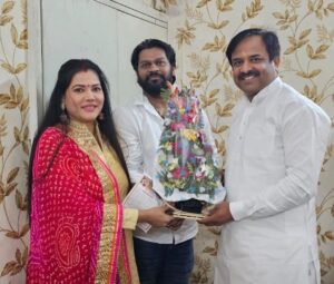Seema Singh Instagram - कल मैं और मेरे पति बिज़नेसमैन, समाजसेवी और युवा नेता सौरभ कुमार जी ने लोक जनशक्ति पार्टी रामविलास के राष्ट्रीय अध्यक्ष सह सांसद जमुई आदरणीय चिराग पासवान जी के विजन डॉक्यूमेंट,एक  नए बिहार का सपना "बिहार फर्स्ट बिहारी फर्स्ट"  से प्रभावित होकर लोक जनशक्ति पार्टी (रामविलास) की सदस्यता ग्रहण की...और मुझे गर्व है कि एक नए बिहार  के आगाज में एक छोटा सा योगदान देने जा रही हूं...
जिस तरह आप लोगों ने एक अभिनेत्री के रूप में मुझे अपार प्यार और स्नेह दिया है आशा उम्मीद करती हूं मेरे नए यात्रा में भी आप लोगों का प्यार और आशीर्वाद निरंतर मिलता रहेगा...
आपकी 
सीमा सिंह
अभिनेत्री सह युवा नेत्री 
लोक जनशक्ति पार्टी (रामविलास)
#bihar1stbihari1st