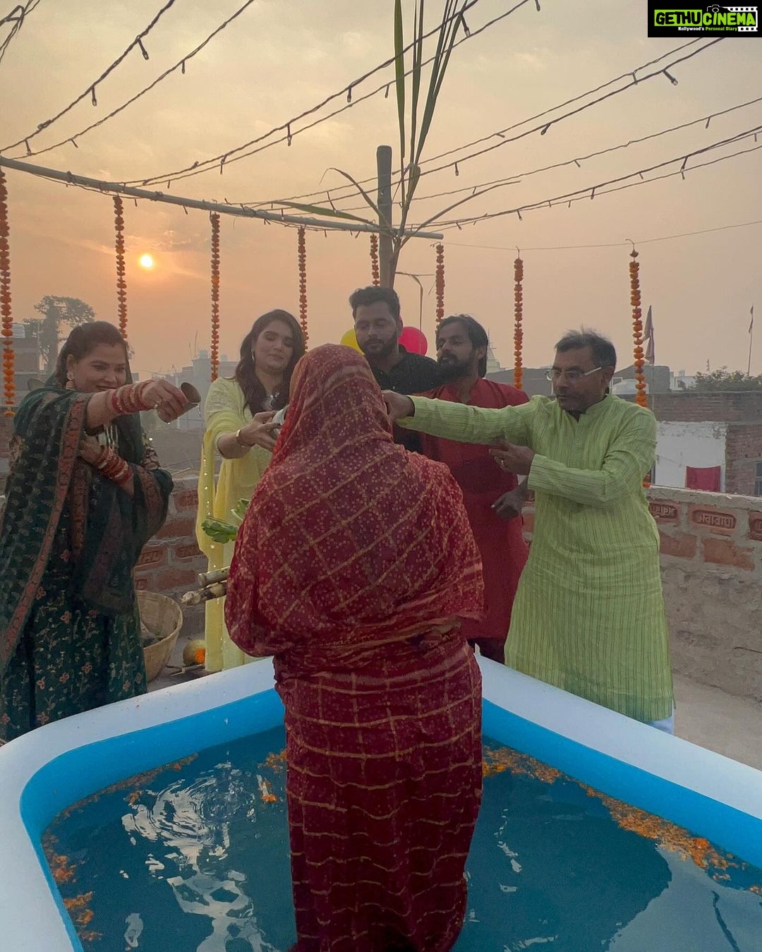 Seema Singh Instagram - सूर्योदय अर्ध्य इसी के साथ छठ पूजा 2023 संपन्न 🙏😇 जय छठी मैया🙏😇 . . . #chhath2023 #subahkaarag #jaichhathimaiya🙏 Barbigha
