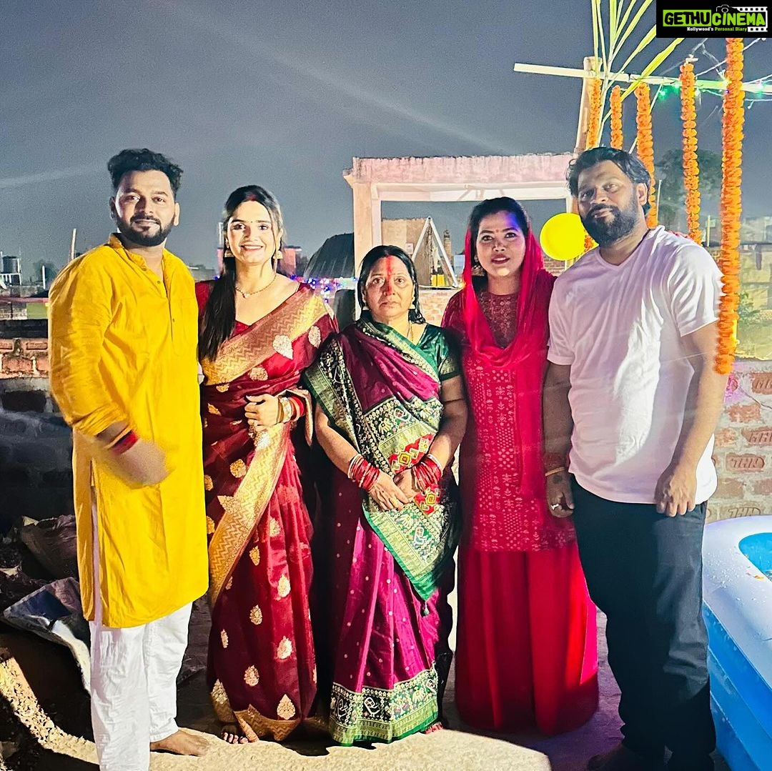 Seema Singh Instagram - family 🌈❤️🙏 जय छठी मैया 😇🙏 . . . #jaichhathimaiya🙏 #bihar #barbigha #family #sandhyaaragh🙏🙏 Barbigha