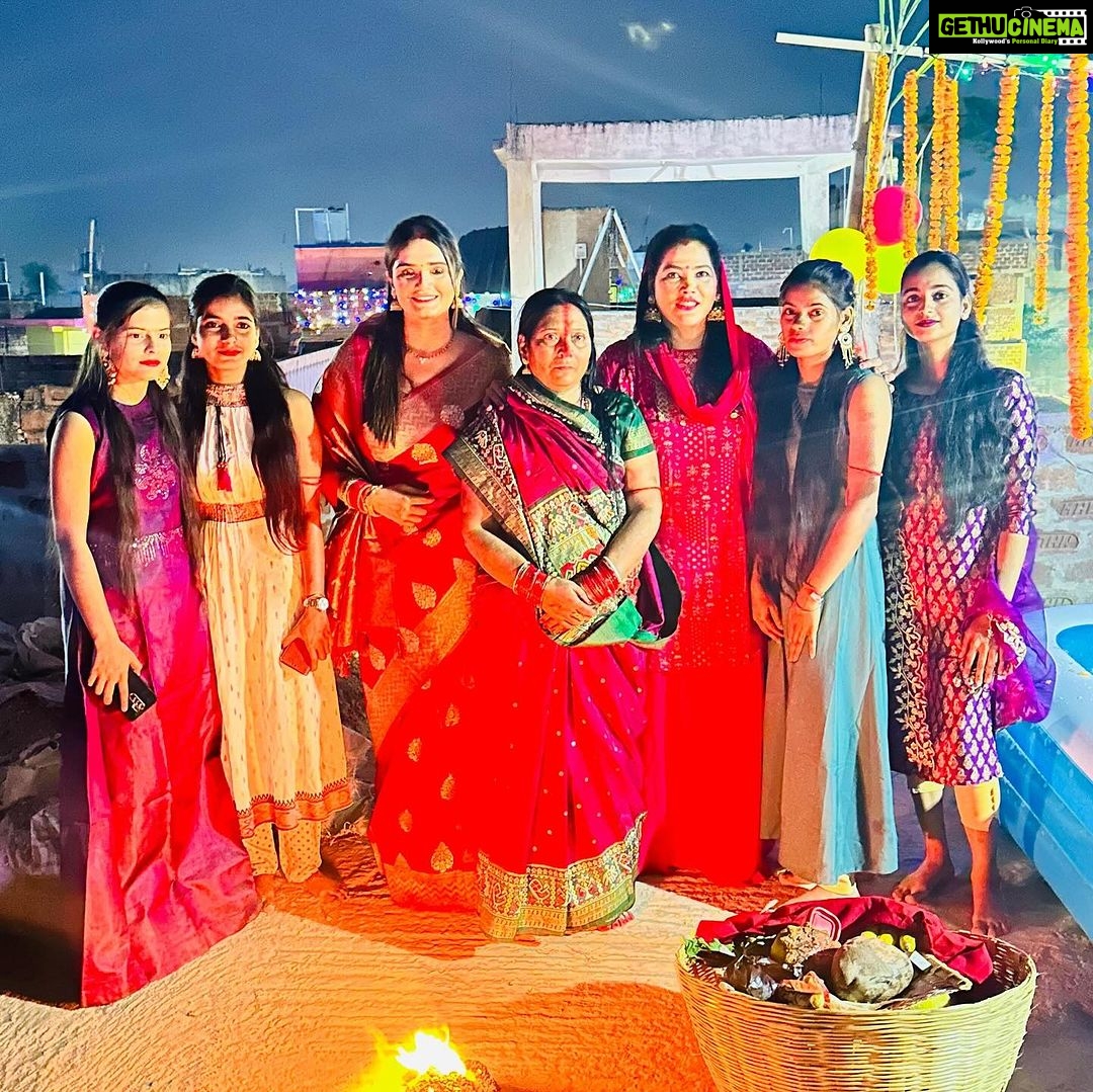 Seema Singh Instagram - family 🌈❤️🙏 जय छठी मैया 😇🙏 . . . #jaichhathimaiya🙏 #bihar #barbigha #family #sandhyaaragh🙏🙏 Barbigha