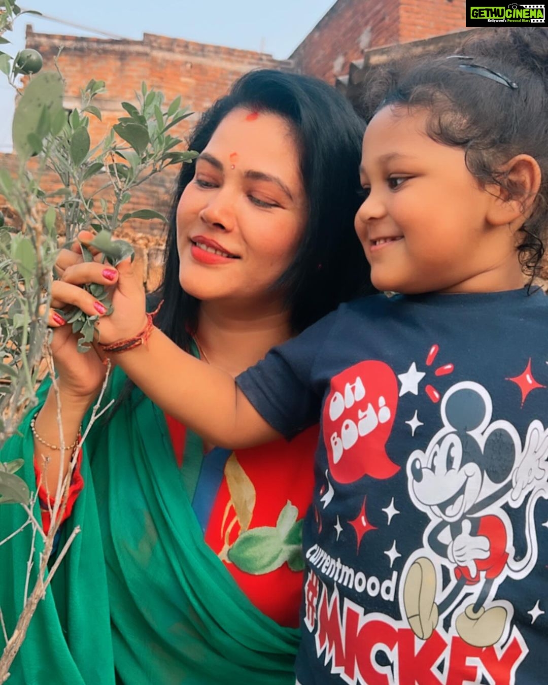 Seema Singh Instagram - मेरे बेटे के चेहरे की ख़ुशी बताती है के इसको गाँव पसंद है मुंबई नहीं 😃🤗 . . . . . #bihari #bihar #barbigha #hometown #sasural #mothersonlove #trending #photooftheday #ootd Barbigha