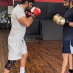 Shaam Instagram – WEN IN PAIN JST TRAIN 🔥🔥🔥🔥

SPAARINGGGG WITH ARYA 😍😍😍😍

#shaam #actorshaam#boxing #training#sarpatta #mma#chennaimma #killl#