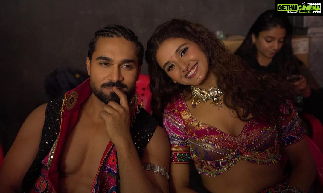 Shakti Mohan Instagram - Extremely grateful for all the Heartwork for making Savaria happen ♥️ Love the team and the positive mad energy everyone had. @neetimohan18 thank you for giving me the opportunity. Really enjoy working with you in every way. Getting on 100 calls with you everyday checking each and every detail, costume, set, hair make up and everything. @azeemdayani 🙏🏻 aapki kripa humpe bani rahe 🙌🏼 @sonymusicindia @dcatalentmusic Thank you for this wonderful opportunity to create Savaria. May it brighten the festive season 🪩 @amit_thosar You’re a magician. Made it all happen so beautifully ✨ Lots of love You’re awesome 😎 @alishasingh.official Aluuuuuu… I hope someday I am able to dance like you. The way you made didi react to your hookstep. I have not seen her get so excited and be so sure of a move. You created the perfect hookstep and the entire process was incredibly fun. I love you 😘 @salmanyusuffkhan Yusuff You’re my Ab wala Savaria⚡️So happy you could be a part of the video and killin it with your moves and biscuity abs 😆 @souravsharmaofficial Just love you for making this video in the shortest time ever. You raised the bar with this one⚡️ @guptameghal So glad I had you throughout this process. You are flying higher and higher everyday 🚀 So damn proud @nrityashakti Dance team 🥹 Just want you all to know I called @psy444_fauj the next day after the shoot and told him that I am feeling so proud of our kids who killed it with their discipline, moves and good behaviour. I love you all so much and I wish that we all work a lot more in future together. Big fat Nritya Shakti Fam ✨ Grateful 🙏🏻 @vikrammontroseofficial @shekharastitwa @neetimohan18 @mohanshakti @muktimohan @salmanyusuffkhan @souravsharmaofficial @alishasingh.official @nrityashakti @ericpillai @dcatalentmusic @sonymusicindia @azeemdayani @surneetimusic @mohansisterslive @amit_thosar @karangupta @serene_subarno @ashishgirii @vishrut.dance @guptameghal @ritickasjalan @dwyessh_hairwizard @rasilaravariamua @saba_hair_makeupartist @jagtap721 @shubhamdancer @isolatednee @esha_baldota siddhibhandari @bhoomiikotharii @annus_creation @silver.kiosk @praptis_redefine_urself