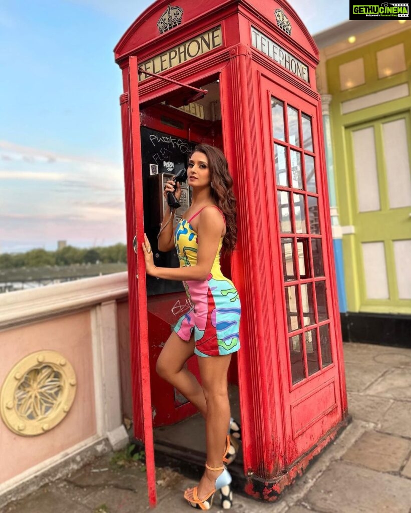 Shakti Mohan Instagram - ☎️ One of the things you gotta do in London 🤙🏼 📷@alishasingh.official @saba_hair_makeupartist Styled by - @camy1411 Wearing - @sazo.in Jewellery - @azotiique