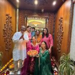 Shakti Mohan Instagram - With the ones who light up my world 🫶🏼 Happy Deepavali sabko 🪔 May this year bring you a lot joy, success & happiness 💫 #familywalidiwali Outfit : @sobariko @dipublicrelations Jewellery: @kushalsfashionjewellery Styling : @shreyandurjastyle Home