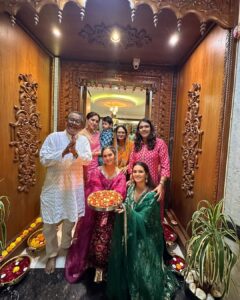 Shakti Mohan Instagram - With the ones who light up my world 🫶🏼

Happy Deepavali sabko 🪔

May this year bring you a lot joy, success & happiness 💫
#familywalidiwali

Outfit : @sobariko @dipublicrelations 
Jewellery: @kushalsfashionjewellery 
Styling : @shreyandurjastyle