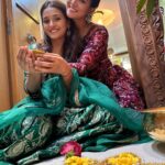 Shakti Mohan Instagram - With the ones who light up my world 🫶🏼 Happy Deepavali sabko 🪔 May this year bring you a lot joy, success & happiness 💫 #familywalidiwali Outfit : @sobariko @dipublicrelations Jewellery: @kushalsfashionjewellery Styling : @shreyandurjastyle Home