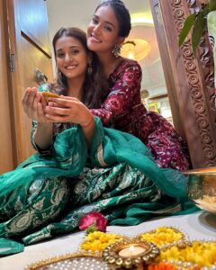 Shakti Mohan Instagram - With the ones who light up my world 🫶🏼

Happy Deepavali sabko 🪔

May this year bring you a lot joy, success & happiness 💫
#familywalidiwali

Outfit : @sobariko @dipublicrelations 
Jewellery: @kushalsfashionjewellery 
Styling : @shreyandurjastyle