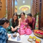 Shakti Mohan Instagram - With the ones who light up my world 🫶🏼 Happy Deepavali sabko 🪔 May this year bring you a lot joy, success & happiness 💫 #familywalidiwali Outfit : @sobariko @dipublicrelations Jewellery: @kushalsfashionjewellery Styling : @shreyandurjastyle Home