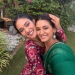 Shakti Mohan Instagram - With the ones who light up my world 🫶🏼 Happy Deepavali sabko 🪔 May this year bring you a lot joy, success & happiness 💫 #familywalidiwali Outfit : @sobariko @dipublicrelations Jewellery: @kushalsfashionjewellery Styling : @shreyandurjastyle Home