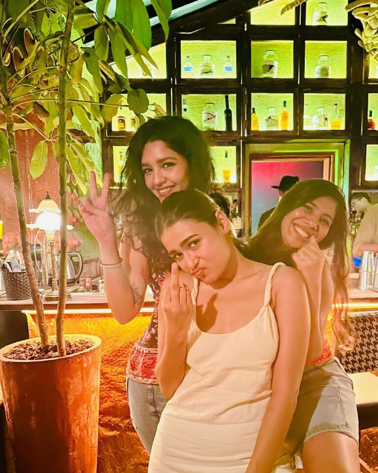 Shalini Pandey Instagram - Just a goooood night with my girls🫶🏽 Room One Cocktail Bar