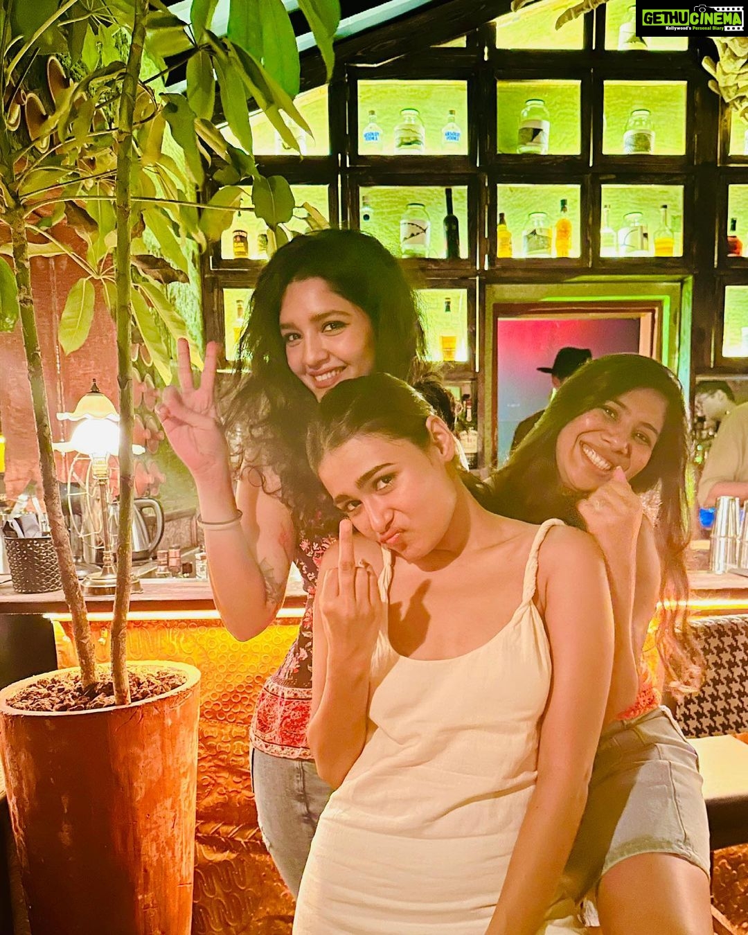 Shalini Pandey Instagram - Just a goooood night with my girls🫶🏽 Room One Cocktail Bar