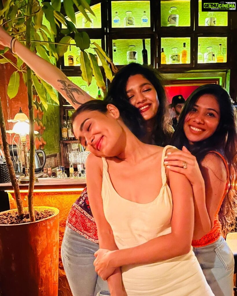 Shalini Pandey Instagram - Just a goooood night with my girls🫶🏽 Room One Cocktail Bar