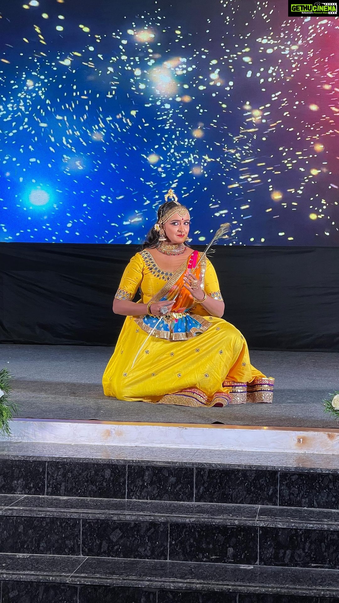 Shalu Menon Instagram - Gud mrng all …. Here is some of the edits of yesterdays performance of NIRACHARTHU for LIONS CLUB INTERNATIONAL held at CONTOUR BACKWATERS ALLAPPEY #performance #classicalmusic #classicaldance #semiclassicaldance #fusionmusic #lionsclubinternational #contourresort #alappey #classicaldancer