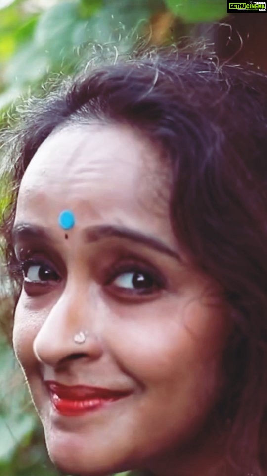 Shalu Menon Instagram - @shalumenonhere 👸👸👸 #shalumenon #actress #malayalam #trending #reels #trendingreels #art #artist #instagood #mallugram #ms #keralagram #mallu #songs #smile