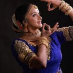 Shalu Menon Instagram - മനസ്സിനുള്ളിൽ ഞാൻ ഒളിച്ചു വെച്ച പ്രണയം ആണ് എന്റെ നൃത്തം Navami wishes #dancer #dance #dancerlife #dancers #indianart #indianartist #indianculture #classical #classicaldancer #indianclassicaldance #performer #stage #stageperformance #stageperformer #traditional #trending #canonphotography #malayalamactress #bharathanatyam #mahanavami #navarathri