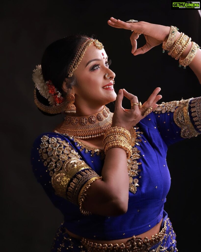Shalu Menon Instagram - മനസ്സിനുള്ളിൽ ഞാൻ ഒളിച്ചു വെച്ച പ്രണയം ആണ് എന്റെ നൃത്തം Navami wishes #dancer #dance #dancerlife #dancers #indianart #indianartist #indianculture #classical #classicaldancer #indianclassicaldance #performer #stage #stageperformance #stageperformer #traditional #trending #canonphotography #malayalamactress #bharathanatyam #mahanavami #navarathri