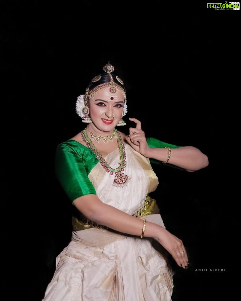 Shalu Menon Instagram - Wishing all my students and friends very happy international dance day #dance#dancer#classical#classicaldancer#indianclassical#