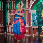 Shalu Menon Instagram - You will never find a better dance partner than your own spirit… Happy monday ……Have a great week ahead..❤️ #dancers#dance#shalumenon#life#traditional#reelitfeelit #reelsinsta #performer #malayali #malayalam actress#malayalamserialactress#traditionalsaree