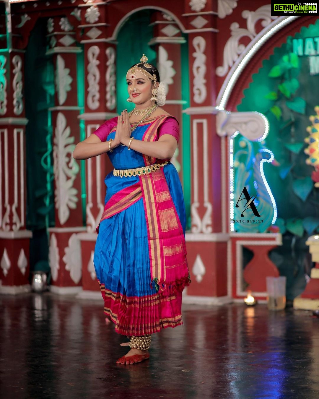 Shalu Menon Instagram - You will never find a better dance partner than your own spirit… Happy monday ……Have a great week ahead..❤️ #dancers#dance#shalumenon#life#traditional#reelitfeelit #reelsinsta #performer #malayali #malayalam actress#malayalamserialactress#traditionalsaree