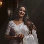 Shalu Menon Instagram - Where words fail, music speaks. ...❤️ happy weekend ❤️ #trendingreels #trendingsongs #trending #romanticvideos #romance #carnatic #classicalmusic #arrahman #instagood #instagram #indianclassicaldance #indianclassical #kerala #keralam #photographylovers #modelshoot