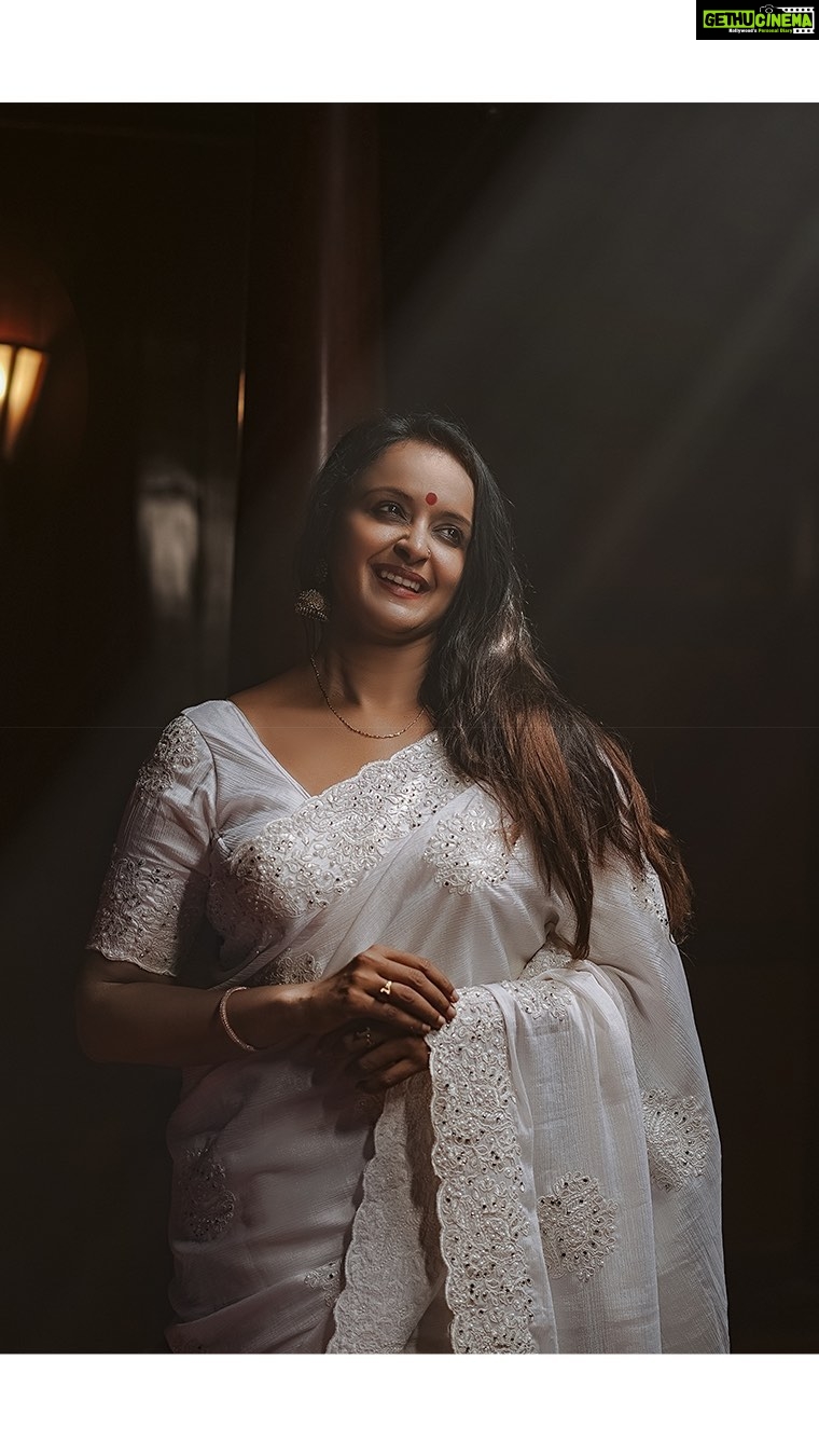 Shalu Menon Instagram - Where words fail, music speaks. ...❤️ happy weekend ❤️ #trendingreels #trendingsongs #trending #romanticvideos #romance #carnatic #classicalmusic #arrahman #instagood #instagram #indianclassicaldance #indianclassical #kerala #keralam #photographylovers #modelshoot