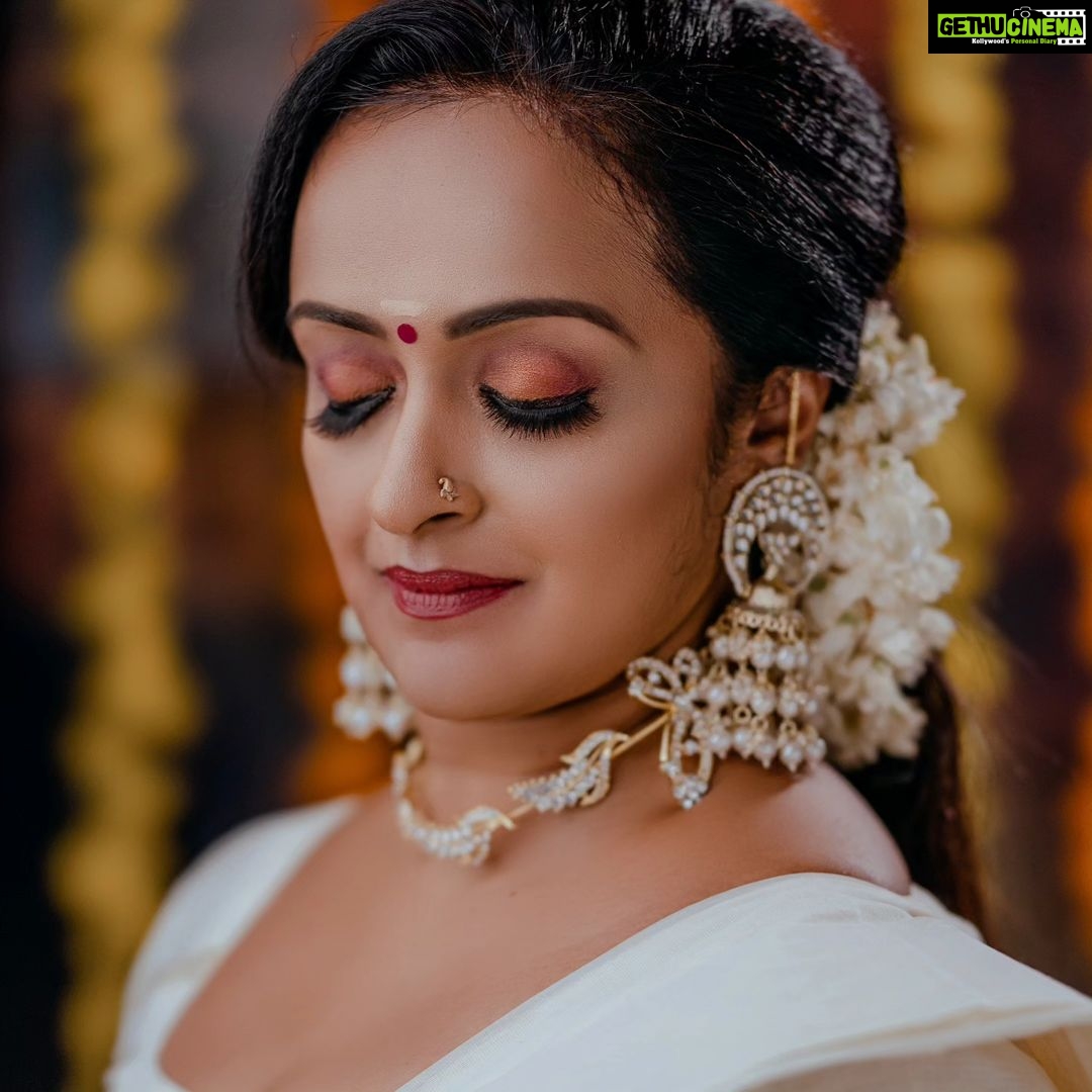 Shalu Menon Instagram - Onam shoot for @shalumenonhere Makeup @sandrabeautyparlour ๐ธ @sachinchandraphotography #onamshoot #onam #onamcelebration #nadan #makeup #mannar #makeupartistmavelikara #celebrity #makeupshoot #onamphotoshoot Sandra Beauty Parlour