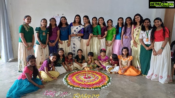 Shalu Menon Instagram - Haiiii …… had a great onam celebration at(mallapally ,ponkunnam chengannur branch) with the students and parents ….. it was really a beautiful time …… luv u all for the supports ….❤️❤️❤️ #onamcelebration#onam#traditional #function#dance#school#jayakerala#dancereels #performer #art #photo