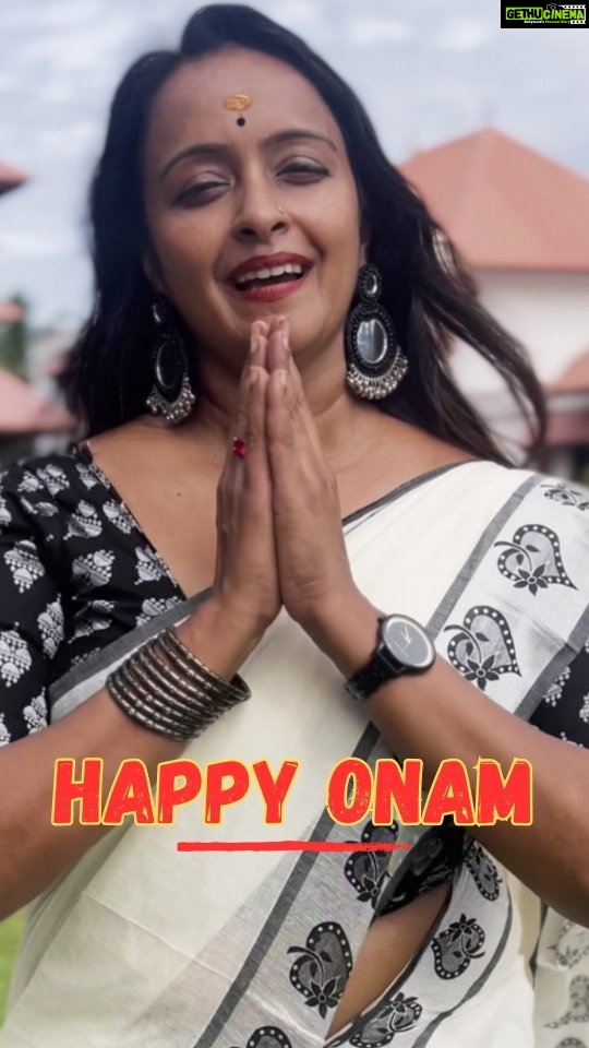 Shalu Menon Instagram - May the spirit of Onam fill your lives with love, peace, and happiness✨️ Wishing you all a very happy Onam🌼 #JayakeralaSchoolOfPerformingArts #ShaluMenon #HappyOnam