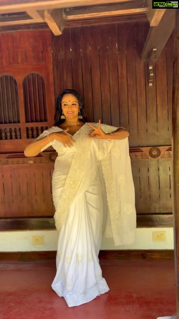 Shalu Menon Instagram - Happy Utradam❤️❤️❤️❤️❤️ #onamspecial #onamsaree #onamfestival #onamvibes🌸 #réel #reelitfeelit #dancereels #music #classical