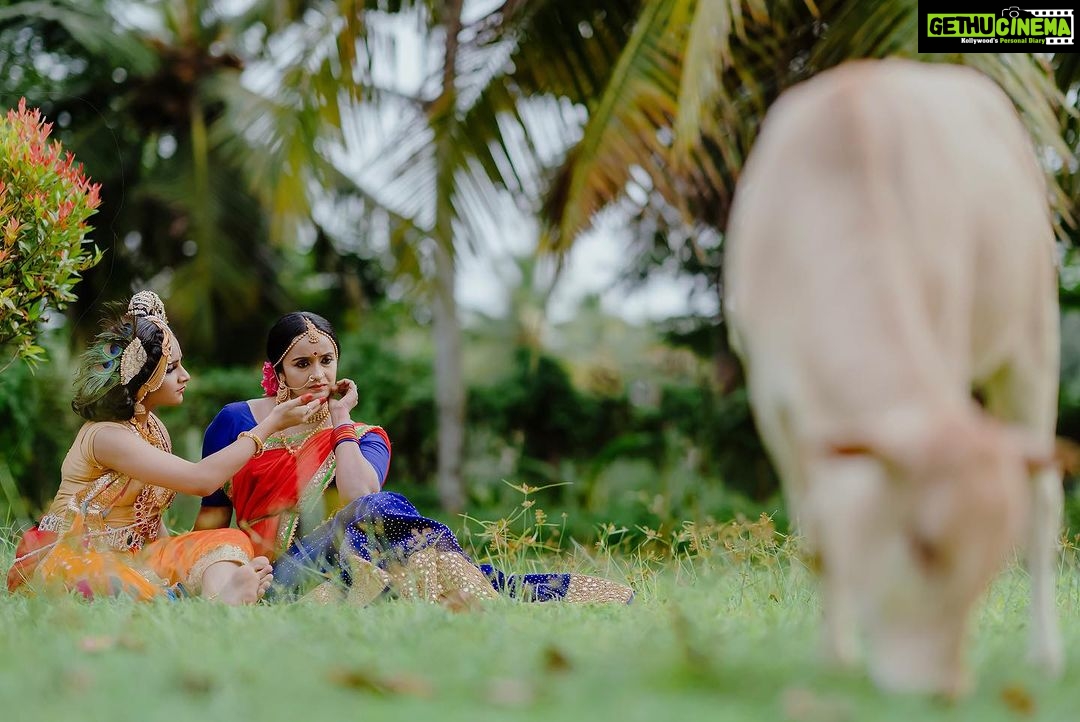 Shalu Menon Instagram - വനമാലി വാസുദേവ ജഗന് മോഹന രാധാ രമണ, ശശി വദന സരസിജ നയന ജഗന് മോഹന് രാധാ രമണ ………എല്ലാവര്ക്കും ഐശ്വര്യപൂര്ണമായ ശ്രീകൃഷ്ണ ജയന്തി ആശംസകള്❤️ 🎥 @abhimanue_k_raju @abhijith_td ✂️🌈 @vaisakh_karun Costume @vasudevan.arun 💄 @sooraj_surendra2022 Asst 💄 @janeesh_vijayan_parayil #instagram #instagood #instalike #instadaily #krishna #janmashtami #sreekrishnajayanthi #radhakrishna #devotional #modelshoot #culture #keralagallery #keralaattraction #malayalamcinema #malayalamserialactress #malayalamfilmindustry #happiness #liveauthentic #outdoorshoot #photography #photooftheday