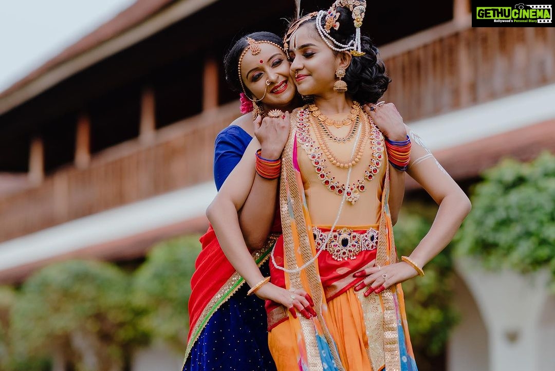 Shalu Menon Instagram - വനമാലി വാസുദേവ ജഗന് മോഹന രാധാ രമണ, ശശി വദന സരസിജ നയന ജഗന് മോഹന് രാധാ രമണ ………എല്ലാവര്ക്കും ഐശ്വര്യപൂര്ണമായ ശ്രീകൃഷ്ണ ജയന്തി ആശംസകള്❤️ 🎥 @abhimanue_k_raju @abhijith_td ✂️🌈 @vaisakh_karun Costume @vasudevan.arun 💄 @sooraj_surendra2022 Asst 💄 @janeesh_vijayan_parayil #instagram #instagood #instalike #instadaily #krishna #janmashtami #sreekrishnajayanthi #radhakrishna #devotional #modelshoot #culture #keralagallery #keralaattraction #malayalamcinema #malayalamserialactress #malayalamfilmindustry #happiness #liveauthentic #outdoorshoot #photography #photooftheday