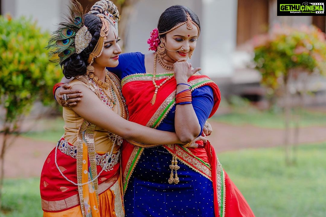 Shalu Menon Instagram - വനമാലി വാസുദേവ ജഗന് മോഹന രാധാ രമണ, ശശി വദന സരസിജ നയന ജഗന് മോഹന് രാധാ രമണ ………എല്ലാവര്ക്കും ഐശ്വര്യപൂര്ണമായ ശ്രീകൃഷ്ണ ജയന്തി ആശംസകള്❤️ 🎥 @abhimanue_k_raju @abhijith_td ✂️🌈 @vaisakh_karun Costume @vasudevan.arun 💄 @sooraj_surendra2022 Asst 💄 @janeesh_vijayan_parayil #instagram #instagood #instalike #instadaily #krishna #janmashtami #sreekrishnajayanthi #radhakrishna #devotional #modelshoot #culture #keralagallery #keralaattraction #malayalamcinema #malayalamserialactress #malayalamfilmindustry #happiness #liveauthentic #outdoorshoot #photography #photooftheday