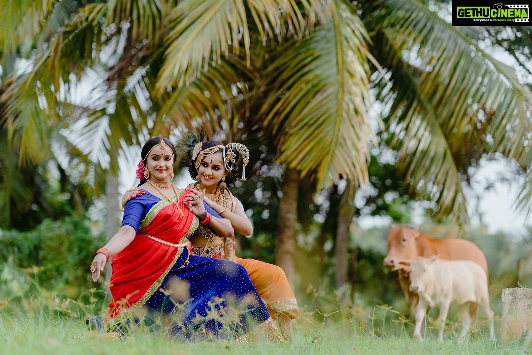 Shalu Menon Instagram - വനമാലി വാസുദേവ ജഗന് മോഹന രാധാ രമണ, ശശി വദന സരസിജ നയന ജഗന് മോഹന് രാധാ രമണ ………എല്ലാവര്ക്കും ഐശ്വര്യപൂര്ണമായ ശ്രീകൃഷ്ണ ജയന്തി ആശംസകള്❤️ 🎥 @abhimanue_k_raju @abhijith_td ✂️🌈 @vaisakh_karun Costume @vasudevan.arun 💄 @sooraj_surendra2022 Asst 💄 @janeesh_vijayan_parayil #instagram #instagood #instalike #instadaily #krishna #janmashtami #sreekrishnajayanthi #radhakrishna #devotional #modelshoot #culture #keralagallery #keralaattraction #malayalamcinema #malayalamserialactress #malayalamfilmindustry #happiness #liveauthentic #outdoorshoot #photography #photooftheday